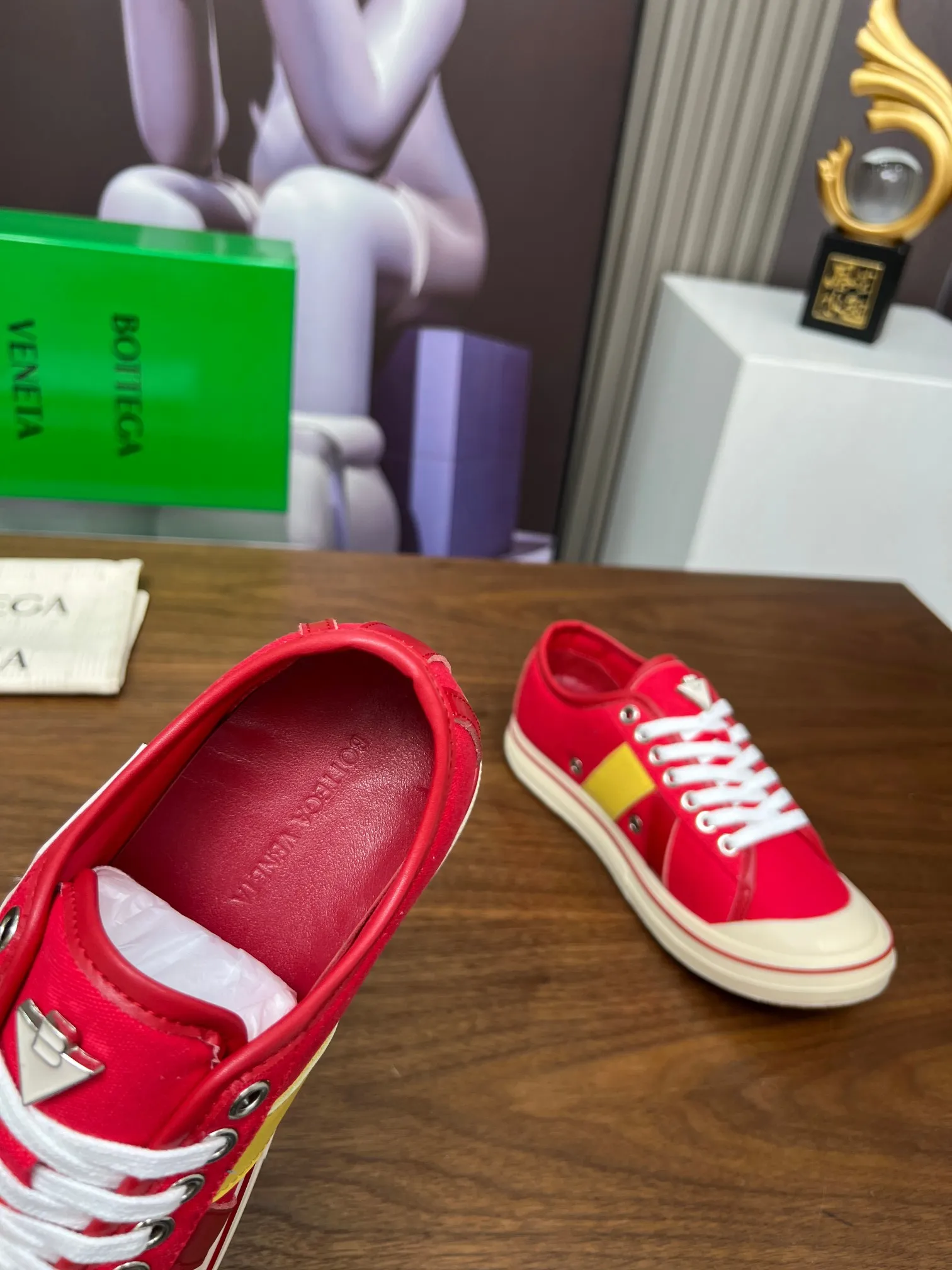 Men's men's shoes 💰500💰 Bottega Veneta BV's latest Eliot series retro basketball shoes casual sports canvas shoes will become gods once it is launched‼ ️ Inspired by retro basketball sneakers, the color combination highlights youthful vitality and perfectly interprets the theme of youth and childlike innocence. The details are also very particular. The summer canvas brings excellent durability and comfort. Designs such as calfskin trim, rubber toe caps and hand-painted retro red lines are full of retro feel. The round toe and convex sole add a modern feel and are suitable for various styles. Easily create a fashionable atmosphere. The upper foot is the focus...can be worn as a couple's shoes...The red lines on each shoe edge are hand-painted, which adds more taste and attitude! ✦Fabric: Original customized high-density canvas + cowhide ✦Inner: original customized breathable canvas ✦Insole: movable latex cowhide insole ✦Sole: original molded non-slip and wear-resistant TPU material ✦Sole thickness: 3cm, low-profile, single shoe ✦Number of sizes: female size 35--40, female 40 is customized and non-returnable❕ ✦Number: male size 39--45, male 45 is customized and non-returnable❗️